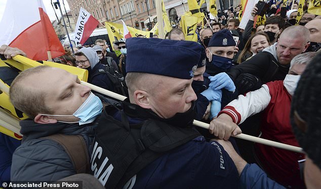 اعتراضات ضد قرنطینه در لهستان به خشونت کشیده شد