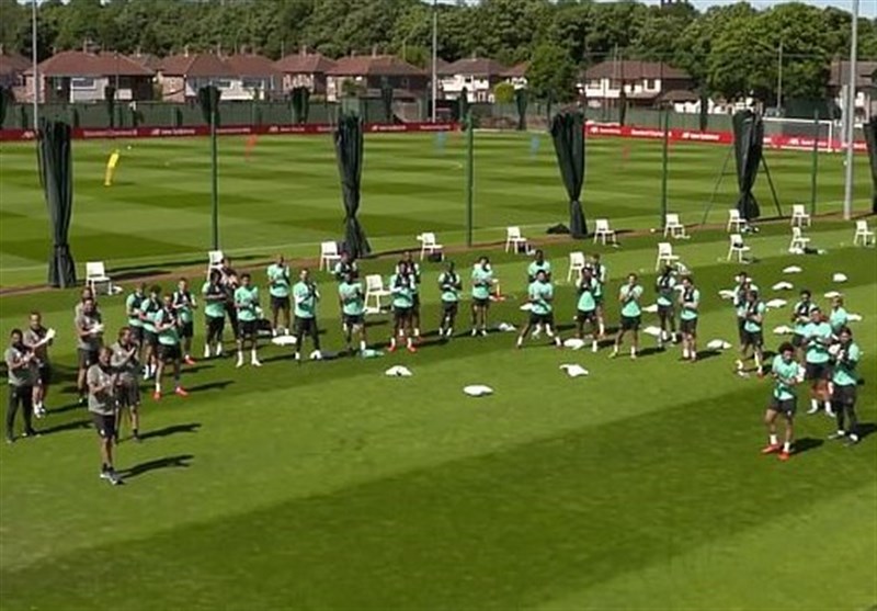 جشن تولد استیون جرارد با شعرخوانی کلوپ در تمرین لیورپول + عکس جشن تولد استیون جرارد با شعرخوانی کلوپ در تمرین لیورپول + عکس