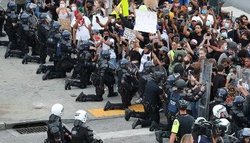 ابراز همبستگی شماری از نیروهای پلیس آمریکا با معترضان