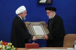روحانی: دولت از خدمت به خانواده شهدا و ایثارگران دریغ نکرده و نخواهد کرد