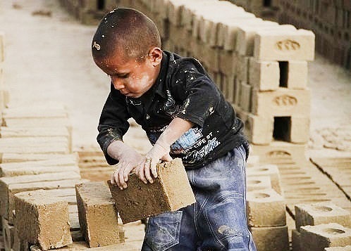 حبس کودکی به وقت کار؛ ١٢ ساعت کار، کمتر از یک میلیون دستمزد ماهیانه حبس کودکی به وقت کار؛ ١٢ ساعت کار، کمتر از یک میلیون دستمزد ماهیانه