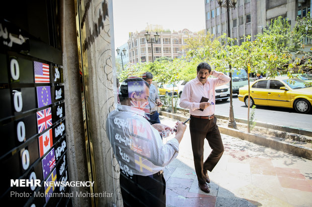 قیمت دلار در صرافیهای بانکی به ۱۷۳۰۰ تومان رسید قیمت دلار در صرافیهای بانکی به ۱۷۳۰۰ تومان رسید