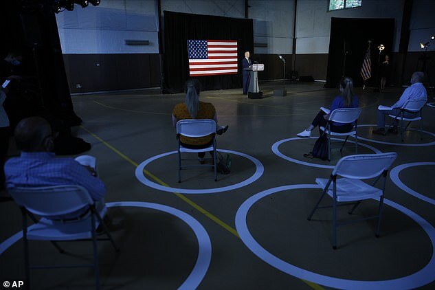 ترامپ رقیب دموکراتش را به سخره گرفت/ عکس ترامپ رقیب دموکراتش را به سخره گرفت/ عکس