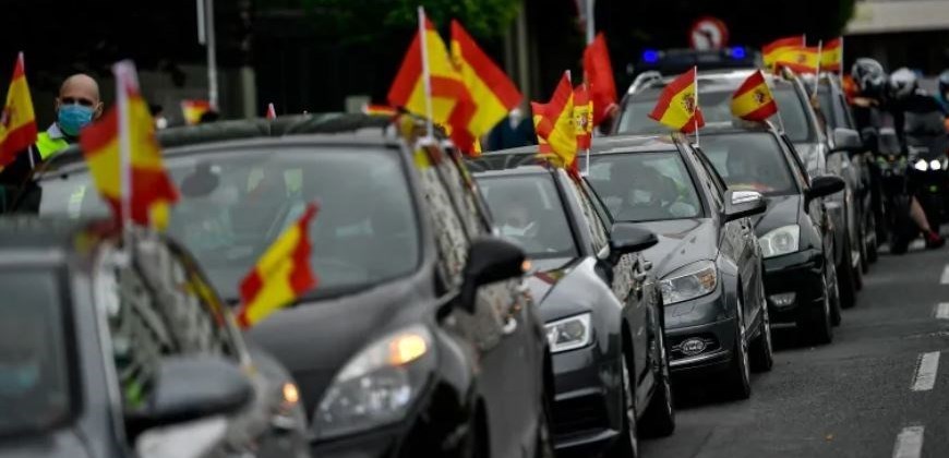 تظاهرات خودرویی در اسپانیا علیه محدویت‌های کرونایی+تصاویر