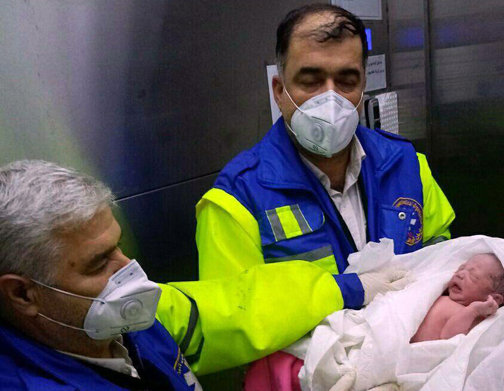 عکس| نوزاد در خودرو اورژانس یزد به دنیا آمد