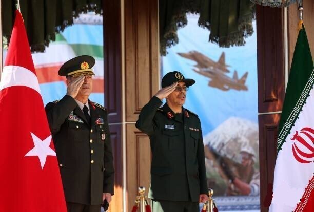 تصاویر| احترام نظامی در سپاه و ارتش چه تفاوتی با هم دارند؟ تصاویر| احترام نظامی در سپاه و ارتش چه تفاوتی با هم دارند؟