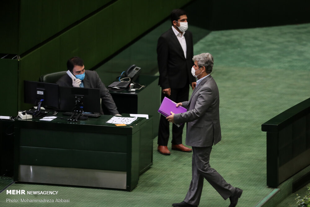 تصویر لحظه خروج تاجگردون از صحن مجلس بعد از ۸ سال نمایندگی
