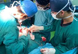 تیم جراحی بیمارستان صحنه مانع از قطع دست جوان ۲۲ ساله شد