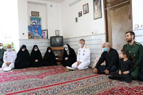 دیدار فرمانده نیروی دریایی ارتش با خانواده یکی از شهدای ناوچه کنارک/ شهادت نصیب مردانی میشود که لیاقت دارند دیدار فرمانده نیروی دریایی ارتش با خانواده یکی از شهدای ناوچه کنارک/ شهادت نصیب مردانی میشود که لیاقت دارند