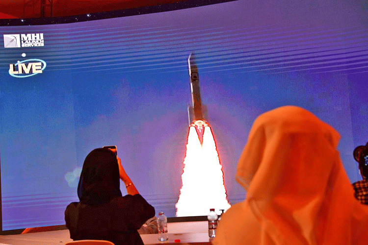 عکس| ورود امارات به باشگاه کشورهای فضایی با مهندسی بانوی ایرانیتبار عکس| ورود امارات به باشگاه کشورهای فضایی با مهندسی بانوی ایرانیتبار