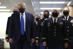 ترامپ ماسک زدن را 