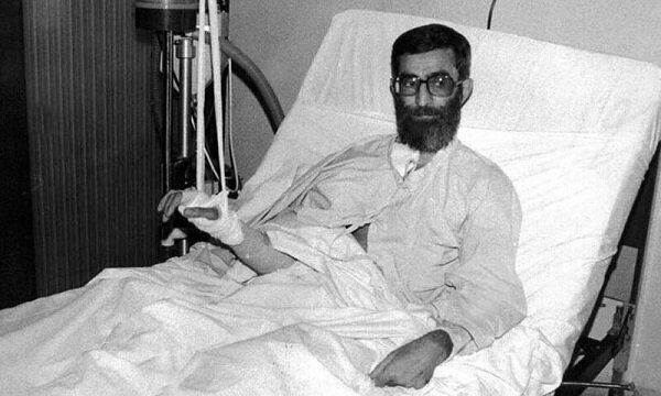 تصویر آیت‌الله خامنه‌ای بعد از ترور شدن /ضبط صوت روشن شد، شاسی تق تق کرد...انفجار!