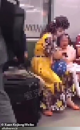 عکس| سیلی مادربزرگ به صوزت نوه&zwnj;اش بخاطر عدم استفاده از ماسک