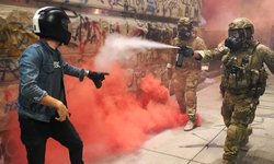 اوج‌گیری تنش‌های پورتلند؛ نیروهای امنیتی با نارنجک صوتی معترضان را سرکوب می‌کنند