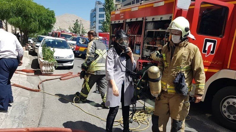 گرفتار شدن ۱۶ نفر میان دود در سعادت‌آباد/ تصاویر