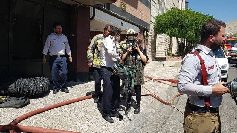 گرفتار شدن ۱۶ نفر میان دود در سعادت‌آباد/ تصاویر