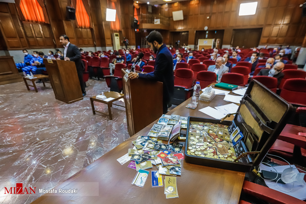 رونمایی از خودروی لاکچری در دادگاه مدیران سابق بانک مرکزی/ ماجرای دریافت و فروش ۱۰۰۰ سکه و ۵۰۰ هزار دلار رونمایی از خودروی لاکچری در دادگاه مدیران سابق بانک مرکزی/ ماجرای دریافت و فروش ۱۰۰۰ سکه و ۵۰۰ هزار دلار
