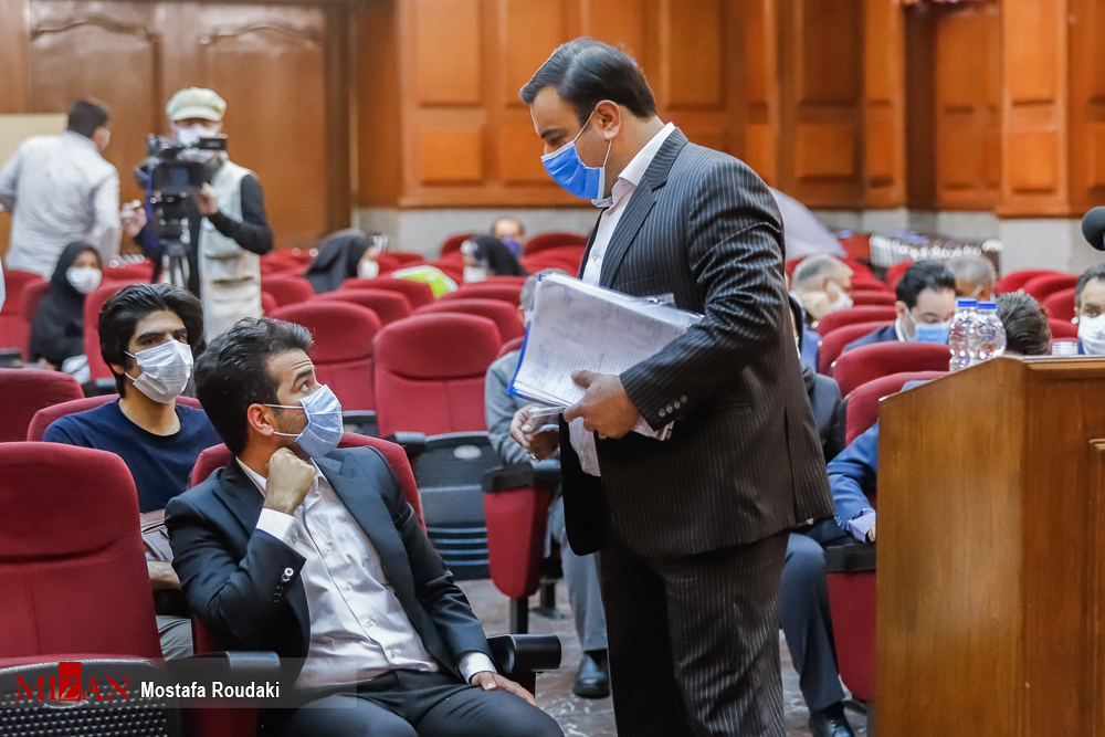 رونمایی از خودروی لاکچری در دادگاه مدیران سابق بانک مرکزی/ ماجرای دریافت و فروش ۱۰۰۰ سکه و ۵۰۰ هزار دلار رونمایی از خودروی لاکچری در دادگاه مدیران سابق بانک مرکزی/ ماجرای دریافت و فروش ۱۰۰۰ سکه و ۵۰۰ هزار دلار