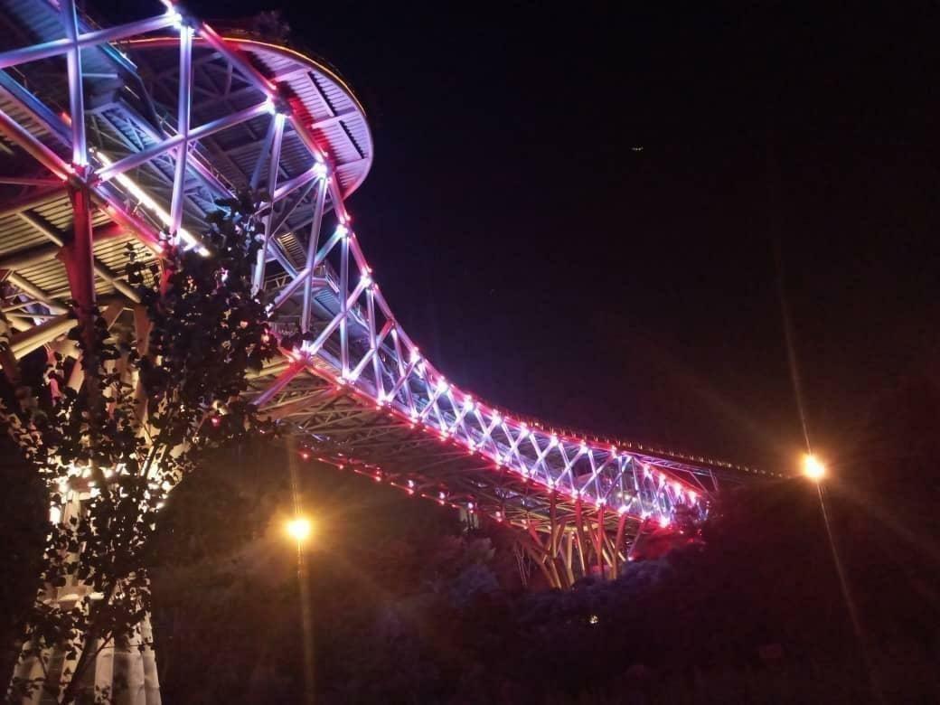 تصاویر | برج آزادی و پل طبیعیت به رنگ پرچم لبنان درآمدند