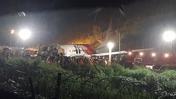 هواپیمای مسافربری هند روی باند فرودگاه دو تکه شد/  ۱۸ نفر کشته شدند