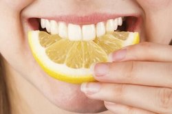 چگونه می توان درد دندان را تسکین داد؟/ یک روش طب سنتی که درد را می خورد