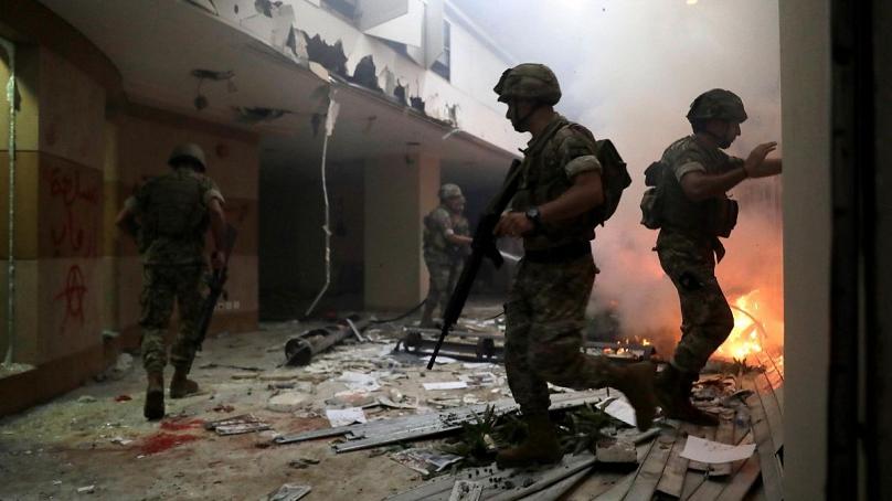 تظاهرات ضددولتی در بیروت؛ معترضان چند وزارتخانه را تصرف کردند/ یک نیروی پلیس کشته شد تظاهرات ضددولتی در بیروت؛ معترضان چند وزارتخانه را تصرف کردند/ یک نیروی پلیس کشته شد