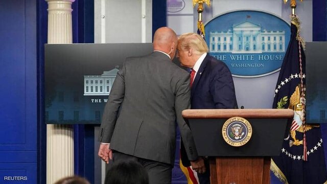 تیراندازی بیرون کاخ سفید؛ ترامپ نشست خبری را بهطور ناگهانی ترک کرد تیراندازی بیرون کاخ سفید؛ ترامپ نشست خبری را بهطور ناگهانی ترک کرد