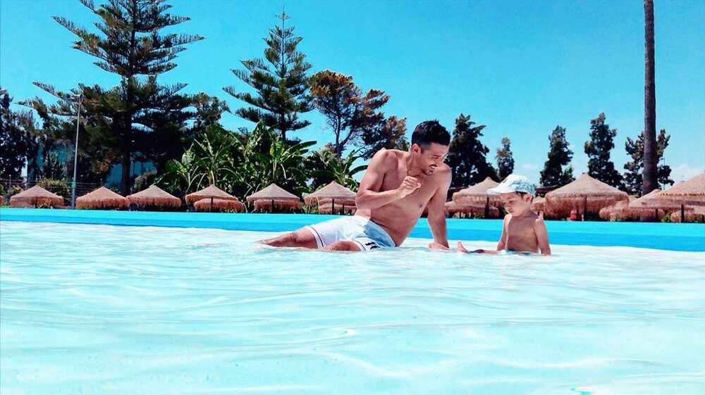 عکس| تفریح لاکچری رضا قوچان نژاد و پسرش در اسپانیا