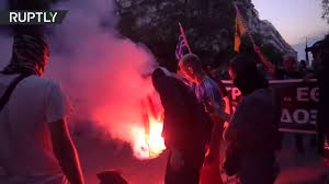 عکس| یونانیهای خشمگین پرچم ترکیه را به آتش کشیدهاند عکس| یونانیهای خشمگین پرچم ترکیه را به آتش کشیدهاند