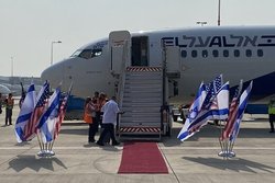 اولین پرواز رسمی از تل‌آویو به ابوظبی برخاست/عکس