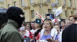 تظاهرات هزاران زن در مینسک/ تهدید اتحادیه اروپا به تشدید تحریم‌ها
