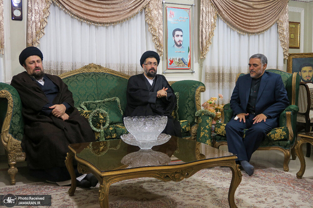 تصویری از سیدحسن خمینی و برادرانش در منزل حاج محمد عرب تصویری از سیدحسن خمینی و برادرانش در منزل حاج محمد عرب