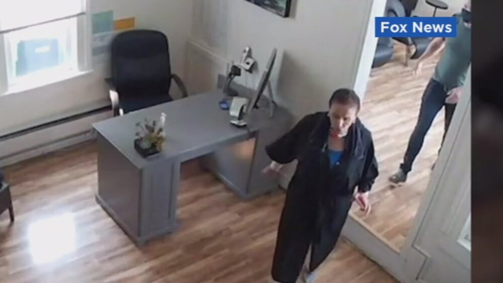 ترامپ این بار به آرایشگاه رفتن پلوسی گیر داد! ترامپ این بار به آرایشگاه رفتن پلوسی گیر داد!