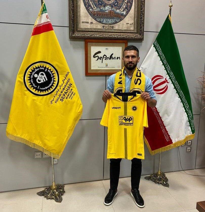 مهاجم استقلالی با سپاهان تمدید کرد/عکس