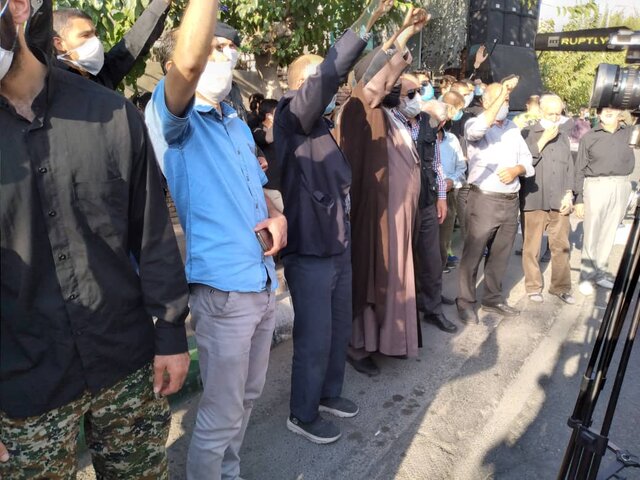 تجمع اعتراضی شهروندان تهرانی در برابر سفارت فرانسه تجمع اعتراضی شهروندان تهرانی در برابر سفارت فرانسه