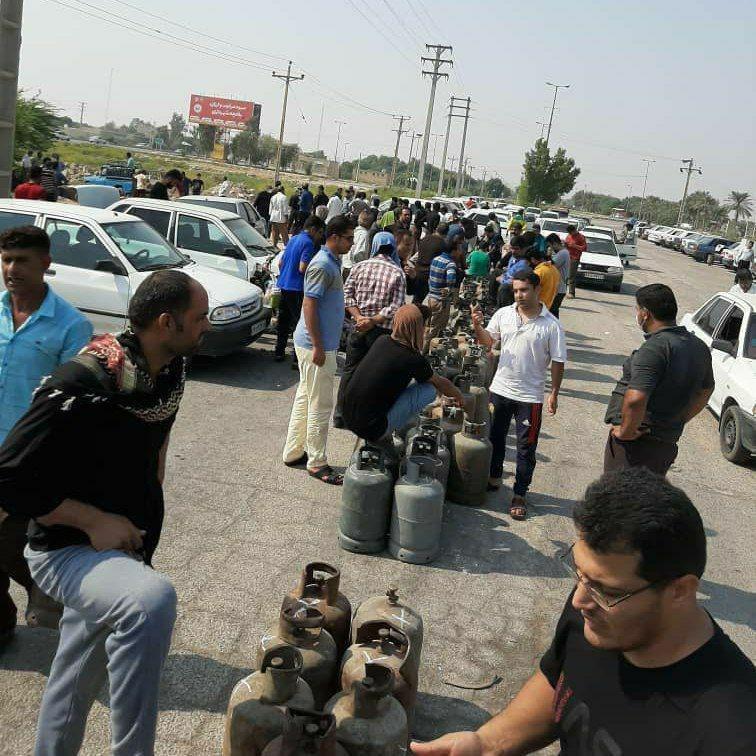 یک عکس حیرت‌انگیز از وضعیت مردم خوزستان/ صف کپسول گاز در مجاورت صدها چاه نفت!