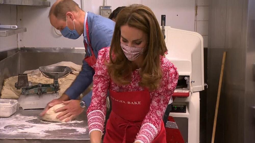 عکس | نان‌پختن نوه ملکه بریتانیا و همسرش در نانوایی