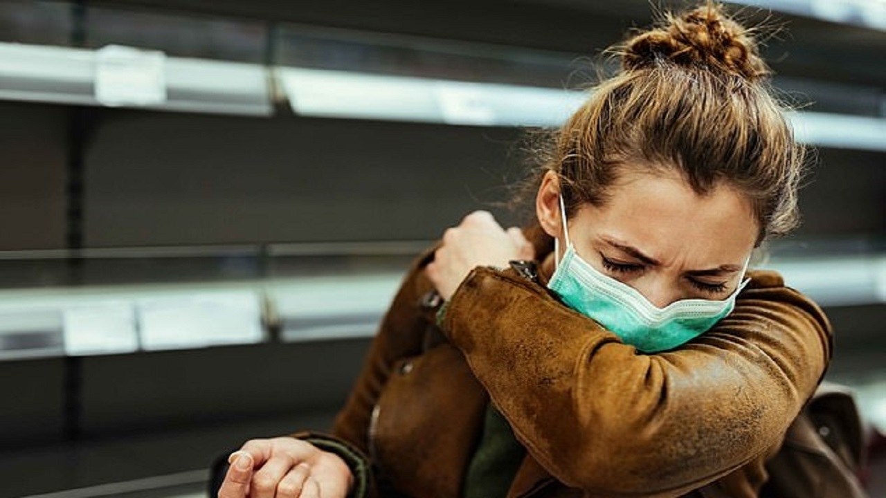 هرگز در آرنج برهنه سرفه یا عطسه نکنید