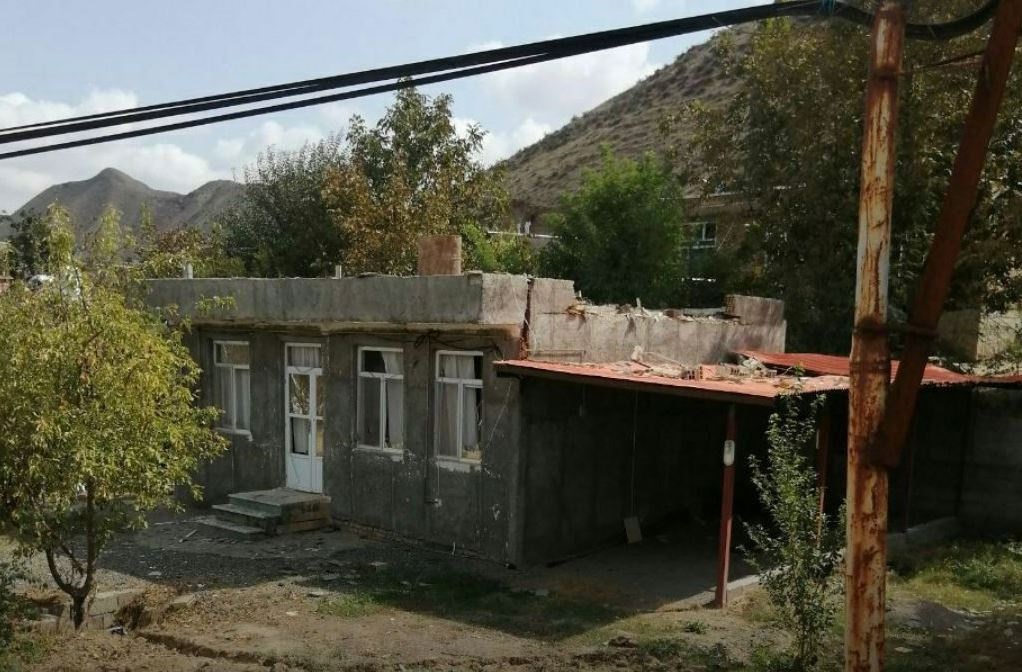 تخریب دو خانه در روستایی در آذربایجان شرقی بر اثر برخورد خمپاره ناشی از جنگ آذربایجان - ارمنستان / یک کودک ۶ ساله دچار جراحت شد