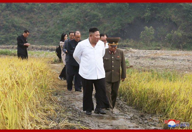 بازدید کیم و خواهرش از مناطق سیل‌زده در کره شمالی/عکس