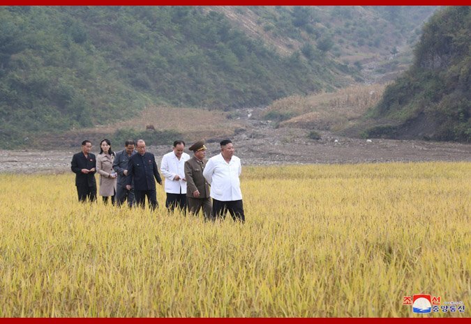 بازدید کیم و خواهرش از مناطق سیل‌زده در کره شمالی/عکس