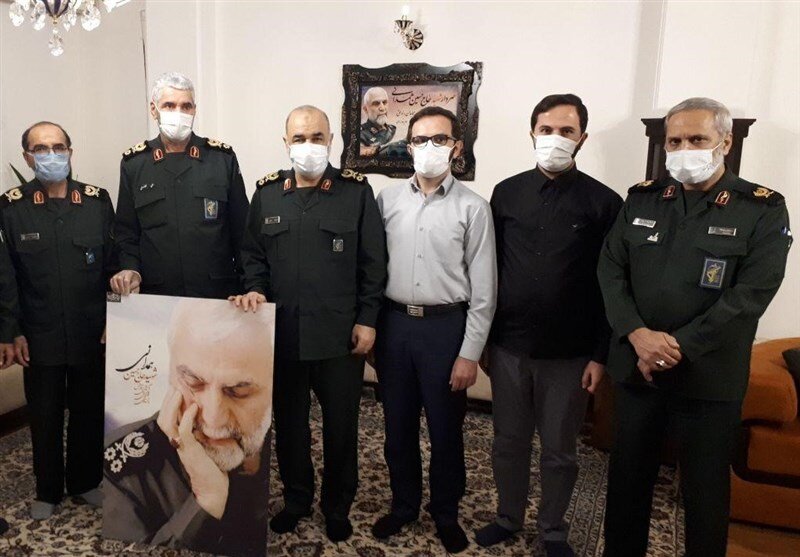 تصویری از فرمانده کل سپاه درکنار یک خانواده شهید معروف تصویری از فرمانده کل سپاه درکنار یک خانواده شهید معروف
