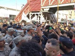 درگیری تظاهرکنندگان عراقی با نیروهای امنیتی در مقابل حرم حسینی/ آتش‌زدن مقرهای حزبی در ناصریه