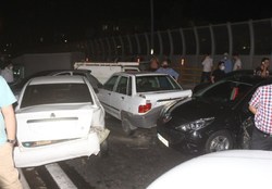 تصادف زنجیره‌ای در آزادراه زنجان - قزوین/ برخورد ۱۲ خودرو ۲ کشته و ۳ زخمی برجای گذاشت