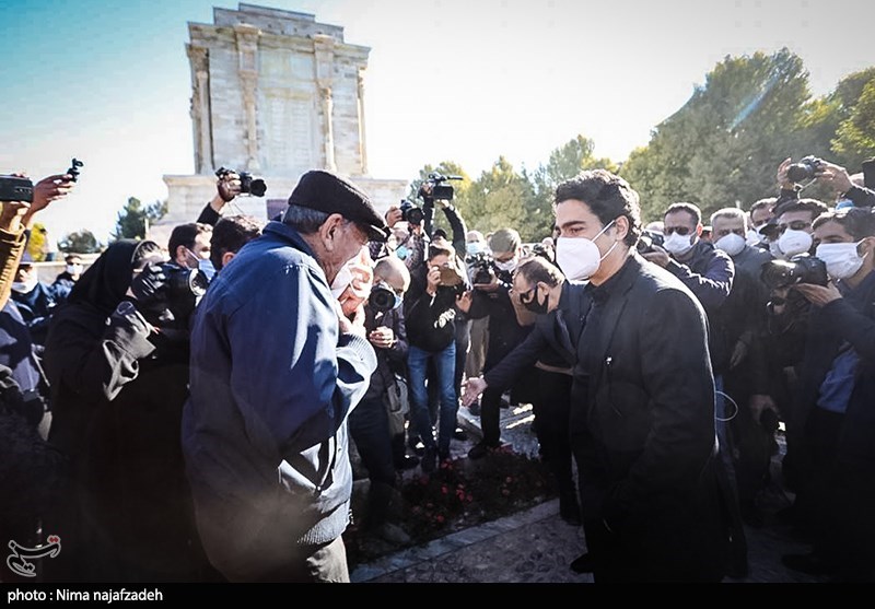 تصاویر| وداع مردم با خسرو آواز ایران؛ پیکر استاد شجریان در کنار فردوسی آرام گرفت