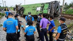 تلفات برخورد قطار با اتوبوس مسافربری در تایلند به ۱۸ تن رسید