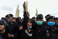 درگیری معترضان تایلندی با پلیس هنگام عبور کاروان سلطنتی