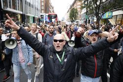 معترضان به محدودیت‌های کرونایی در لندن تظاهرات کردند