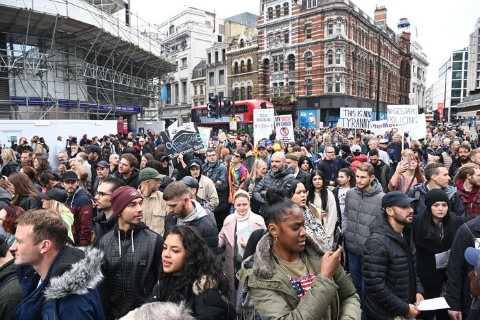 معترضان به محدودیتهای کرونایی در لندن تظاهرات کردند معترضان به محدودیتهای کرونایی در لندن تظاهرات کردند