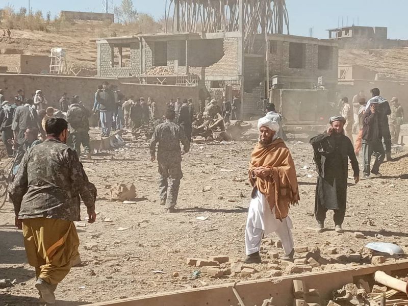 انفجار خودروی بمب‌گذاری‌شده در غور افغانستان/ دستکم ۱۲ کشته و ۱۰۰ زخمی